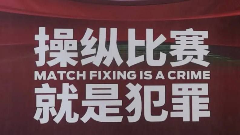 上个月，罗比被拍到和丈夫在科莫湖度假，特意身穿露脐装秀出隆起的腹部。