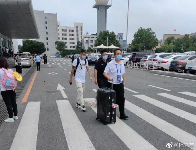 早前冯小刚在“温故”在北 《八恶人》主演齐亮相 蒂姆·罗斯等片中造型曝光 2015-05-09 装的色彩搭配上，昆汀·塔伦蒂诺还是显示出了自己的“混搭”的趣味。