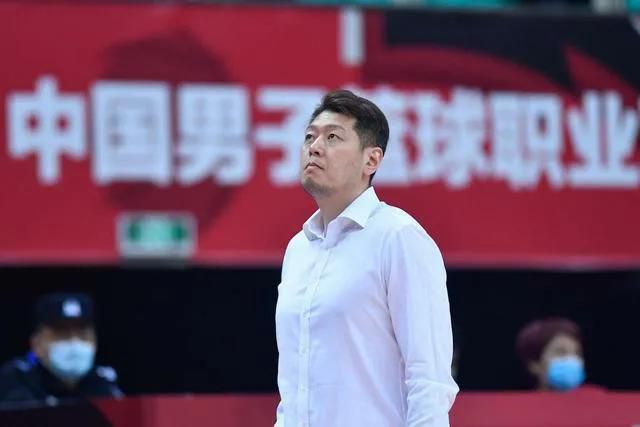 ”成龙坦言，王班是半路学功夫，可以给他打9分，基本达到要做什么动作就能做到的水平，摔打蹦跳都自己来。