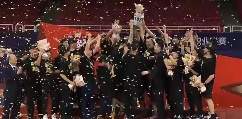 从第七乐章《保卫黄河》到第八乐章《怒吼吧，黄河》，脍炙人口的旋律及激荡人心的唱词，将周遭黄河的奇伟场景及磅礴气势随音乐倾泻而出，令黄河儿女的英雄气概跃然眼前，以歌声绘就中国人民保卫祖国、顽强抗击侵略者的壮丽画卷。