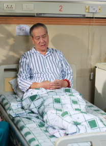 杨幂当天身穿开衩裙露出大腿十分性感，唐嫣也不甘示弱美背示人 杨幂与老外热情交流 大方交换电话不惧男友吃醋 2013-06-09 上海，近日，杨幂出席某高级晚宴。
